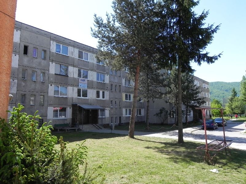 DRAŽBA 24.11.2011 o 10.30 hod., 3 izbový byt v Revúcej