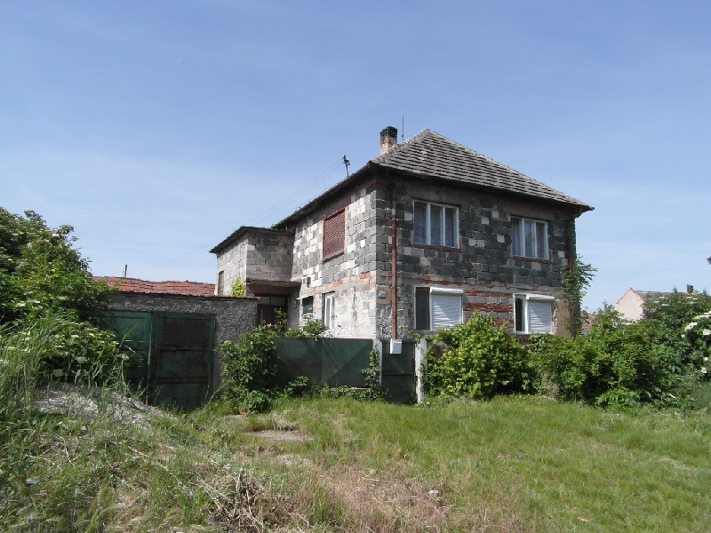 DRAŽBA 25.08.2014 o 11.00 hod., rodinný dom Zlatná na Ostrove, okres Komárno