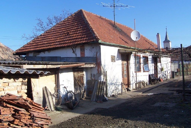 DRAŽBA 12.08.2013 o 09.00 hod., rodinný dom Dvory nad Žitavou, okres Nové Zámky - náhľad