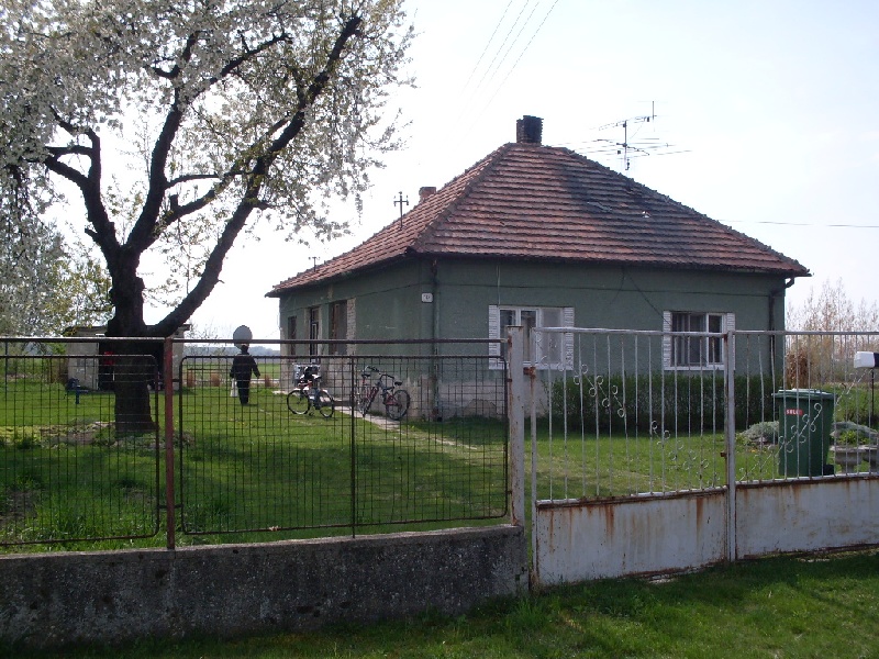 DRAŽBA 06.08.2015 o 11.00 hod., rodinný dom Zlatná na Ostrove, okres Komárno