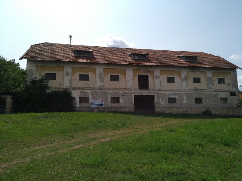 DRAŽBA 06.11.2017 o 10.00 hod., maštaľ, sklad obilia Santovka, okres Levice 