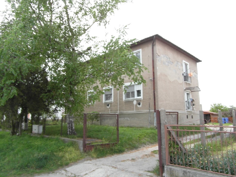 DRAŽBA 10.05.2016 o 11.00 hod., 3 izbový byt + rodinný dom Búč, okres Komárno - náhľad