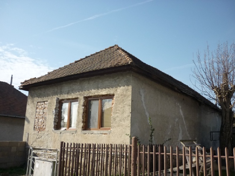 DRAŽBA 08.06.2015 o 14.30 hod., rodinný dom Hosťová, okres Nitra