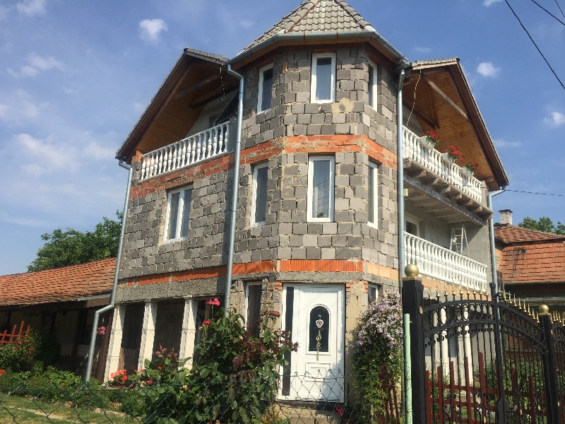 DRAŽBA 21.10.2015 o 14.00 hod., rodinný dom + hospodárska budova + rozostavaná stavba Salka, okres Nové Zámky - náhľad