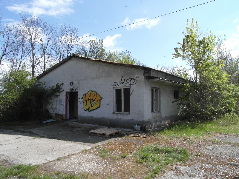 DRAŽBA 18.07.2014 o 11.00 hod., hydináreň, kravín, prevádzková budova, pozemky Nová Dedinka, okres Senec 